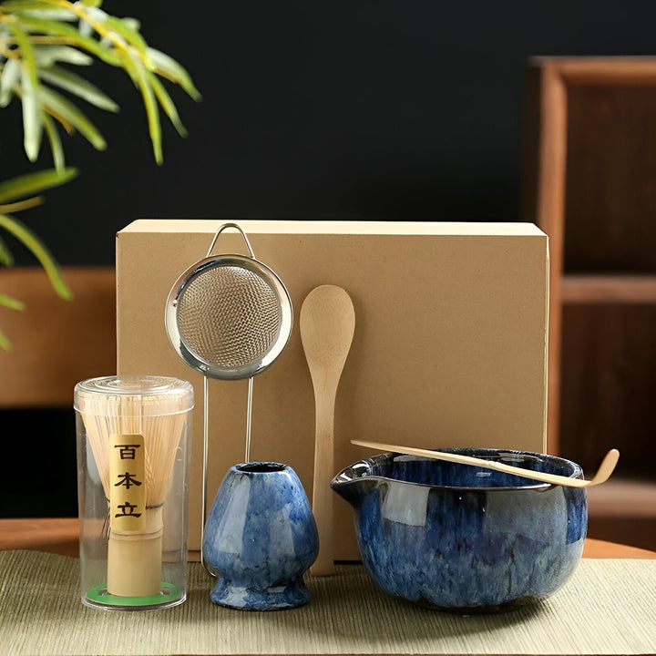 Keramik-Matchaset mit Chawan-Schale, Bambusbesen (Chasen), Chashaku-Löffel, Besenhalter und Sieb.