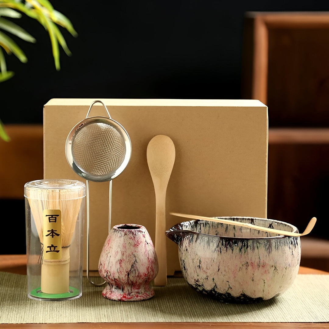 Nahaufnahme des Matcha-Keramiksets: detaillierte Chawan-Schale und traditioneller Bambusbesen (Chasen).