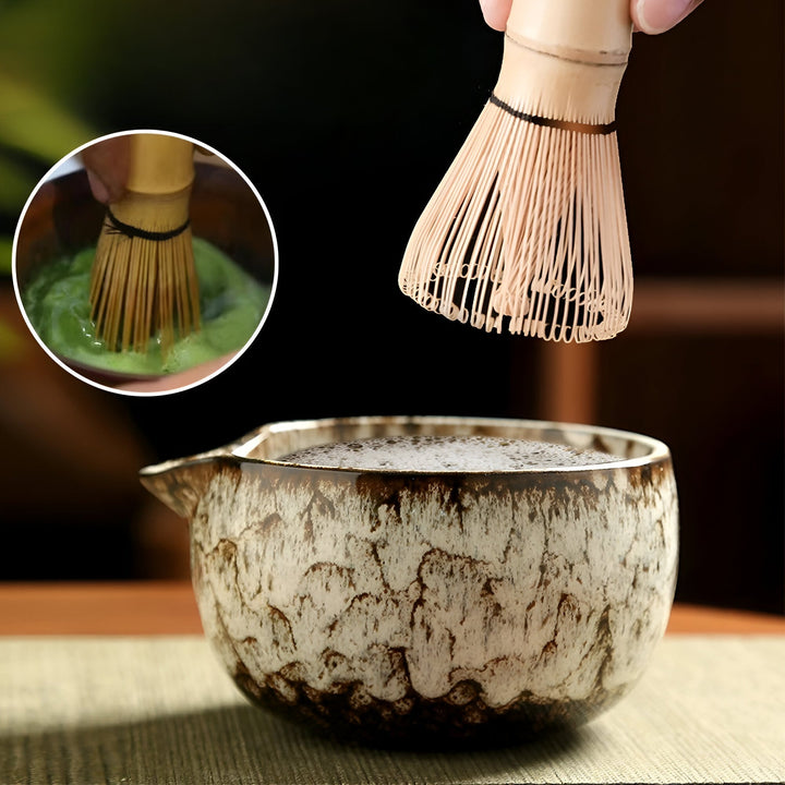 Hochwertiges Matcha-Teeset elegant arrangiert, bereit für die traditionelle japanische Teezeremonie.