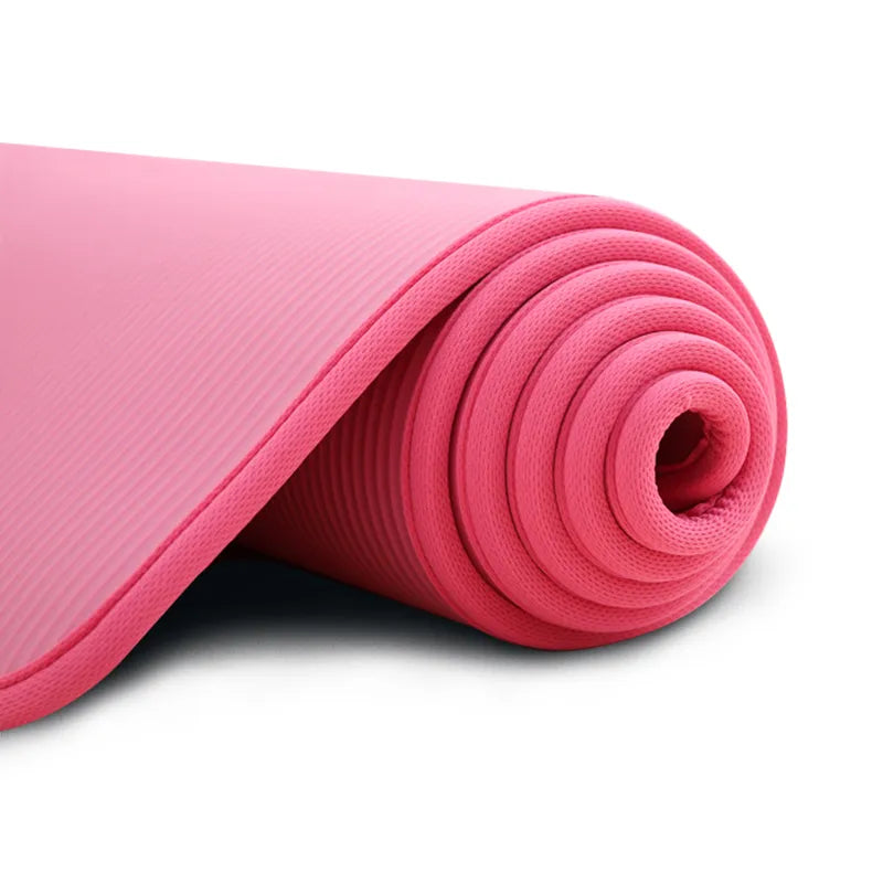 Gerollte, extra dicke Yogamatte FlexiMat – perfekt für Transport & Aufbewahrung nach dem Training.