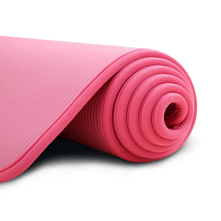 Gerollte, extra dicke Yogamatte FlexiMat – perfekt für Transport & Aufbewahrung nach dem Training.