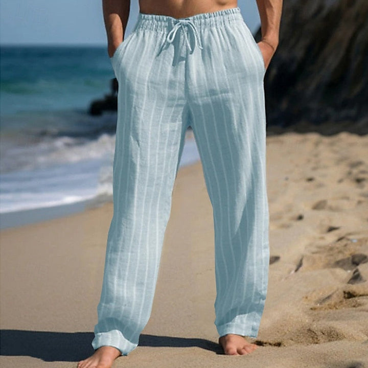 Mann in bequemer, atmungsaktiver Herren Freizeithose mit Elastikbund und Kordelzug. Perfekt für entspannte Sommertage.