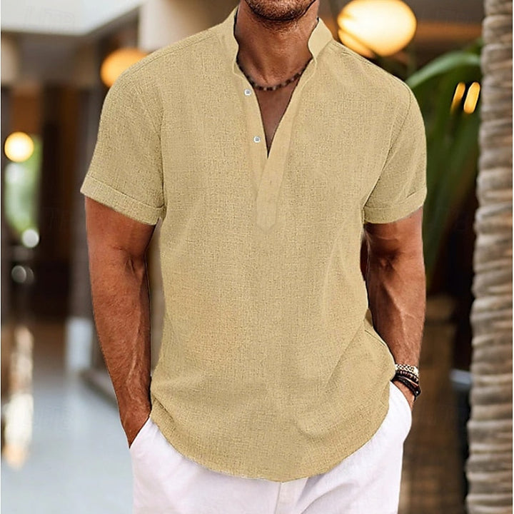 Hochwertiges Herren Kurzarm-Henleyshirt mit Knöpfen, perfekt für lässige Eleganz im Sommer. Alltagskleidung.