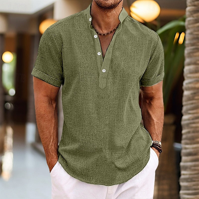 Nahaufnahme eines Herren Kurzarm-Henleyshirts mit Detail der Knopfleiste, ideal für den Sommer.