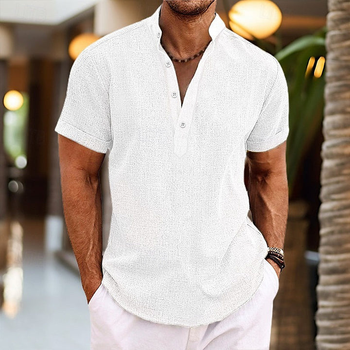 Leichtes Herren Kurzarmshirt im Henley-Stil für den Sommer. Atmungsaktive Freizeitmode, angenehm auf der Haut.