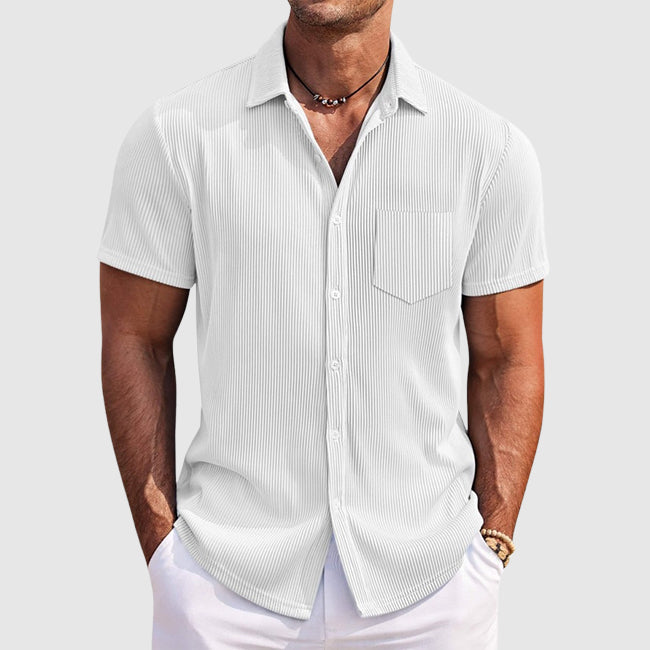 Mann trägt ein stylisches geripptes Kurzarm-Knopfhemd, perfekt für entspannte Sommerabende & Urlaubslooks.