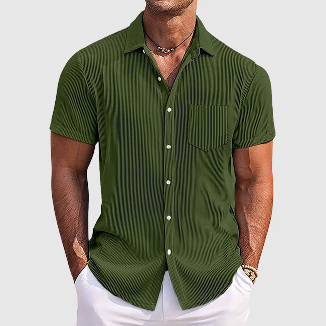 Detailansicht des gerippten Stoffes eines eleganten Herren Kurzarm-Knopfhemdes, ideal für bequeme Sommeroutfits.