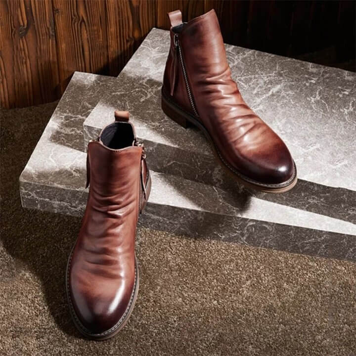 Moderne Herren Lederstiefel, rutschfest für sicheren Halt, elegant und ideal für Business.