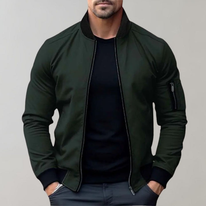 Minimalistische, leichte Herren Bomberjacke. Modern, stylisch & eine vielseitige Übergangsjacke.