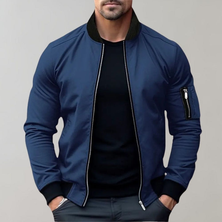 Sportliche Herren Ganzjahresjacke im Bomber-Stil. Leicht, modern & ideal für Outdoor-Aktivitäten.
