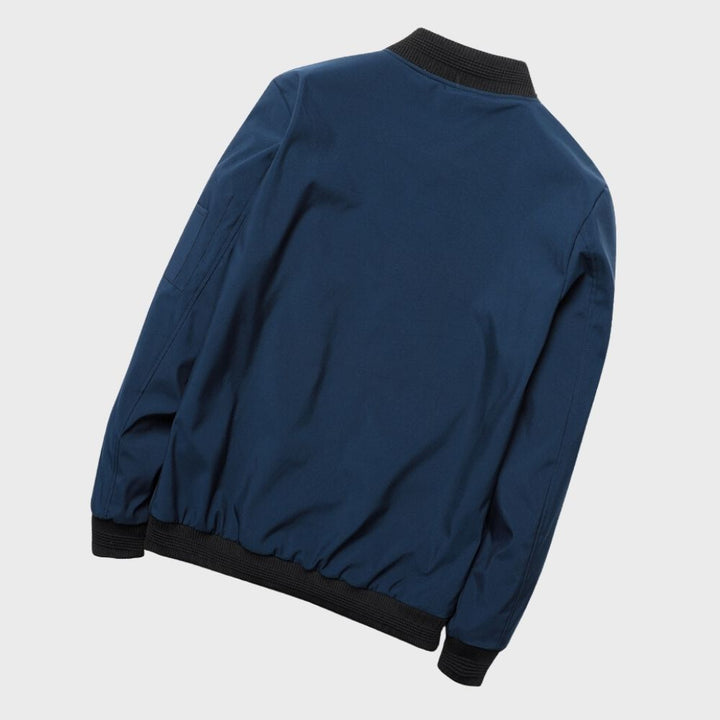 Moderne Herren Bomberjacke, stylisch und lässig. Perfekte leichte Freizeitjacke für jede Jahreszeit.