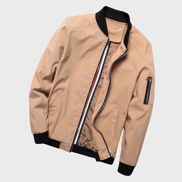 Komfortable, leichte Herren Bomberjacke. Perfekt als stylische Outdoorjacke für den aktiven Mann.