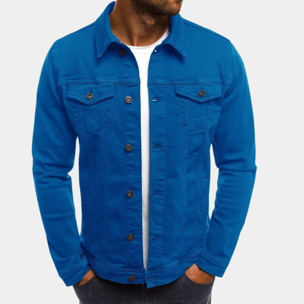 Mann trägt klassische, vielseitige Jeansjacke. Ideal für den Frühling und lässige Herbstlooks. Stilvolle Herrenmode.