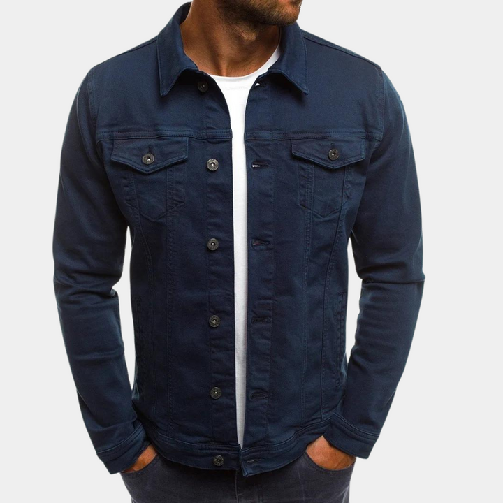 Detailansicht einer klassischen Herren-Jeansjacke. Hochwertiger Denim für komfortable und stilvolle Casual-Looks.