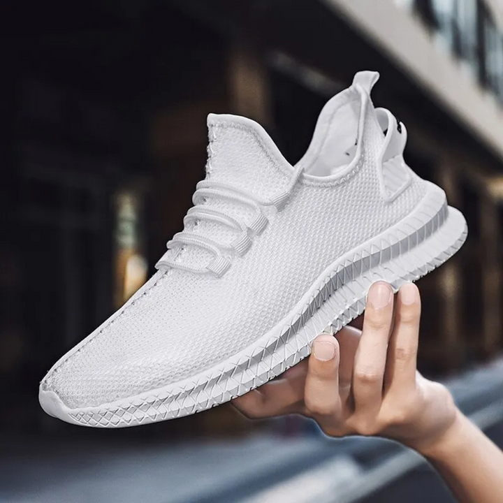 Mann trägt orthopädische Herrenschuhe: Eleganter Komfort & optimale Unterstützung den ganzen Tag.