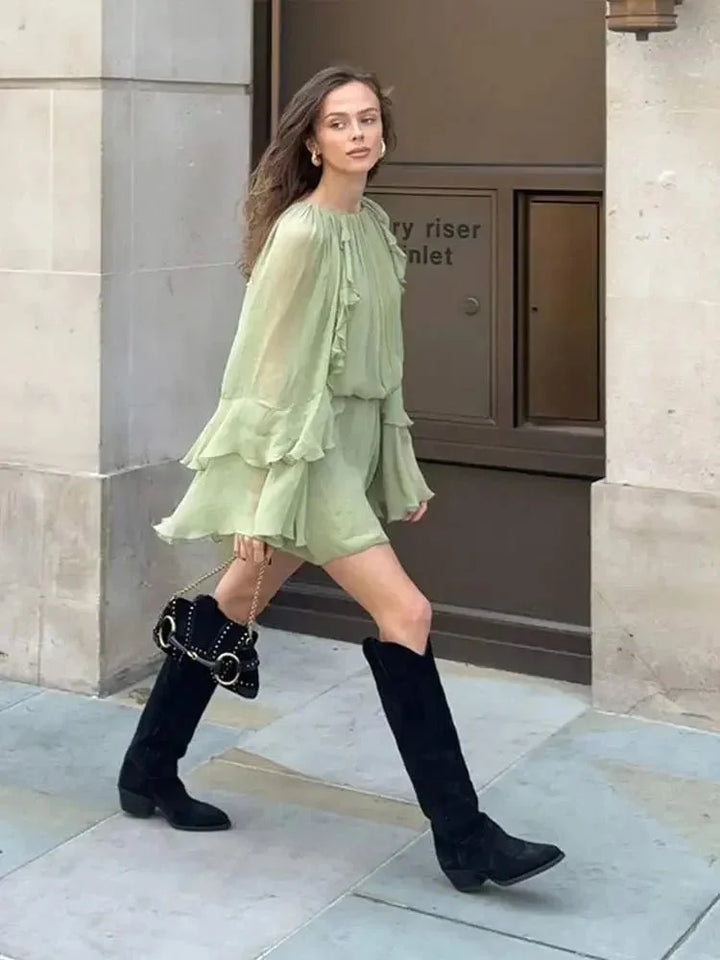 Trendiges grünes Damen Minikleid mit Volantärmeln. Künstlerisches, bequemes Retro-Kleid für jede Saison.