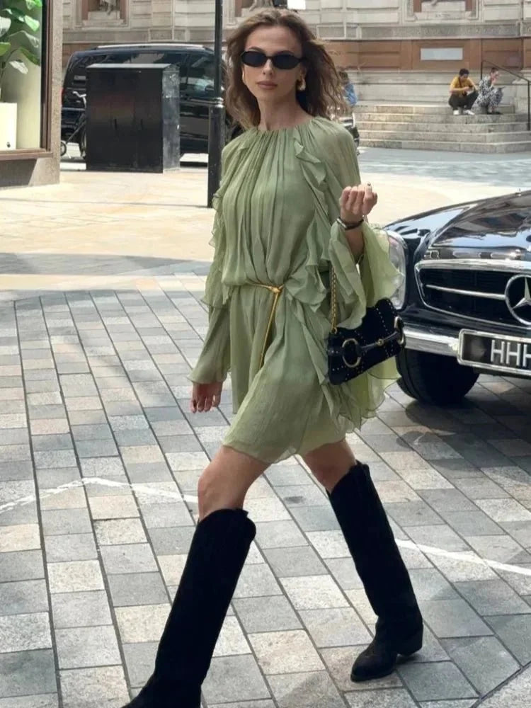 Kurzes Retrokleid für Damen mit verspielten Volantärmeln. Bequemes und künstlerisches Freizeitkleid.