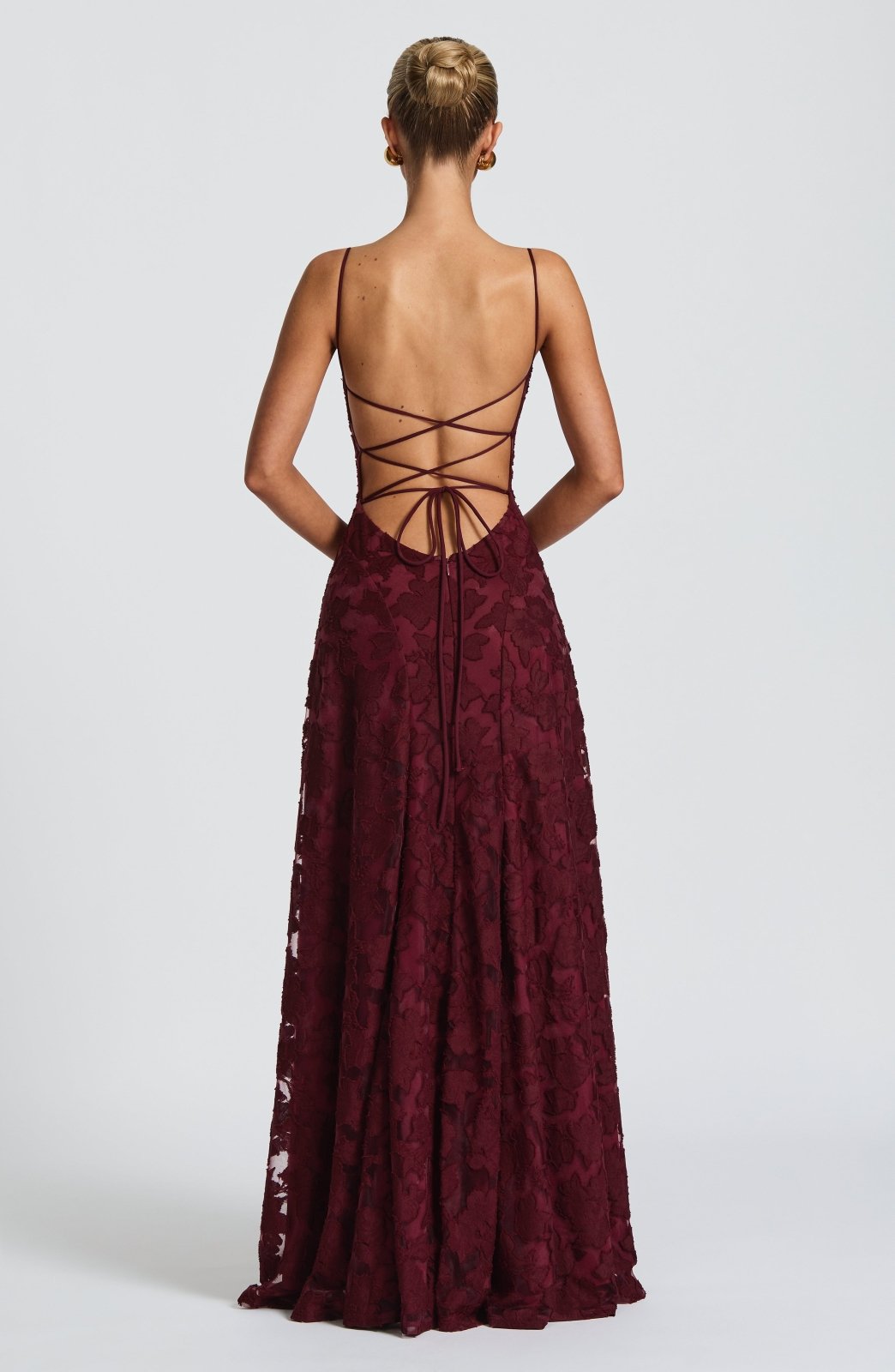 Ganzansicht: Damen Maxi-Sommerkleid mit Blumenmuster, Wasserfallausschnitt, festlich & elegant.