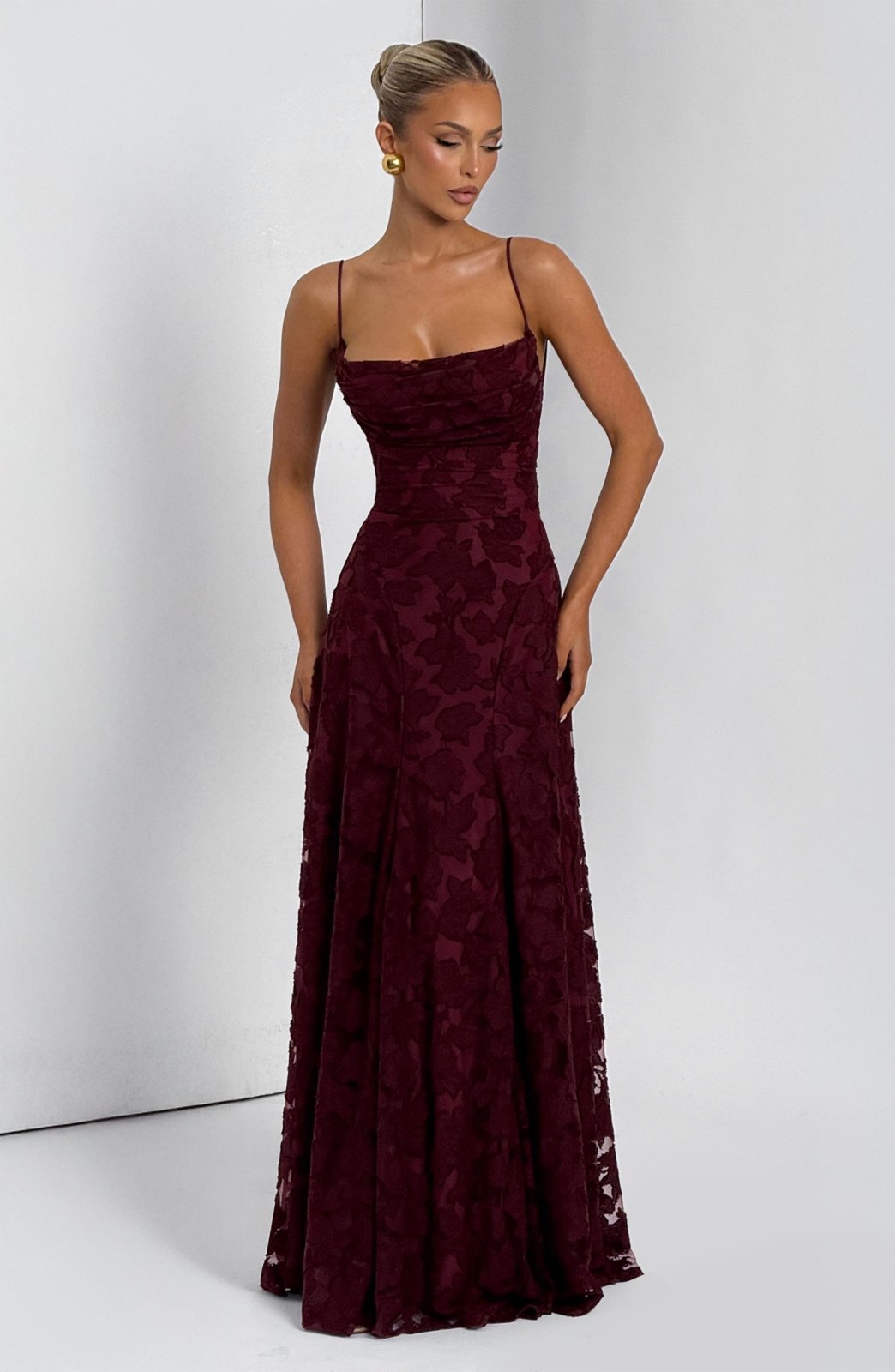 Elegant fallendes Damen Maxikleid mit Blumenmuster und sophisticated Wasserfallausschnitt, Damenmode.