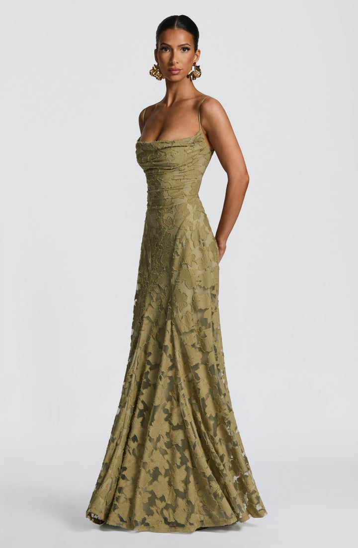 Urlaubs Maxikleid für Frauen: Sommerliches Blumenmuster, fließender Wasserfallausschnitt, Spaghettiträger.