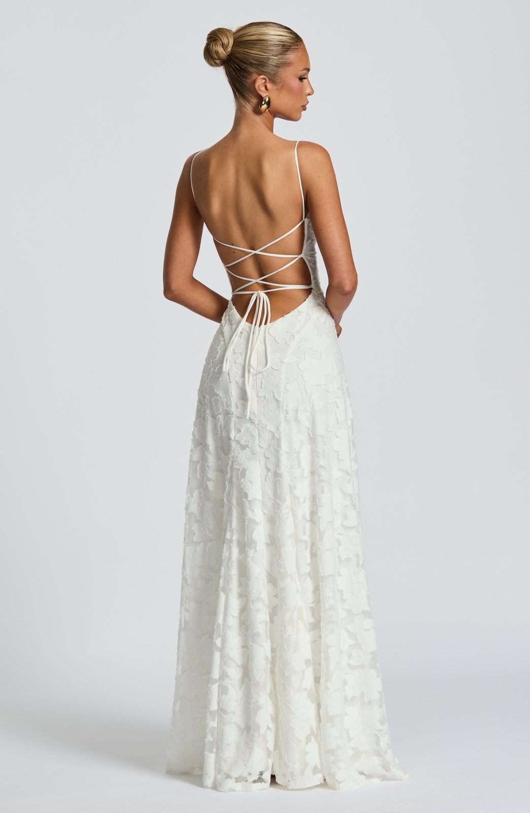 Festliches Sommer-Maxikleid für Damen, Blumenmuster, tiefer Wasserfallausschnitt, elegant & luftig.