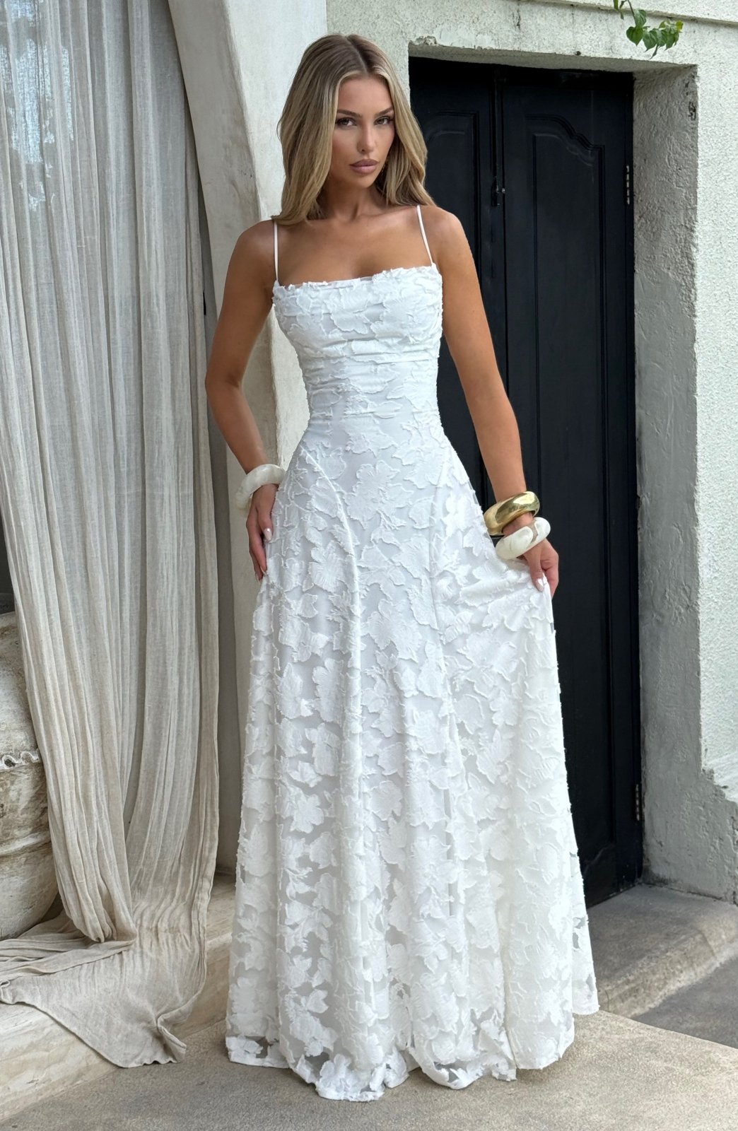 Stylisches Damen Strandkleid: Maxilänge, Blumenmuster, lässiger Wasserfallausschnitt, ideal für den Urlaub.