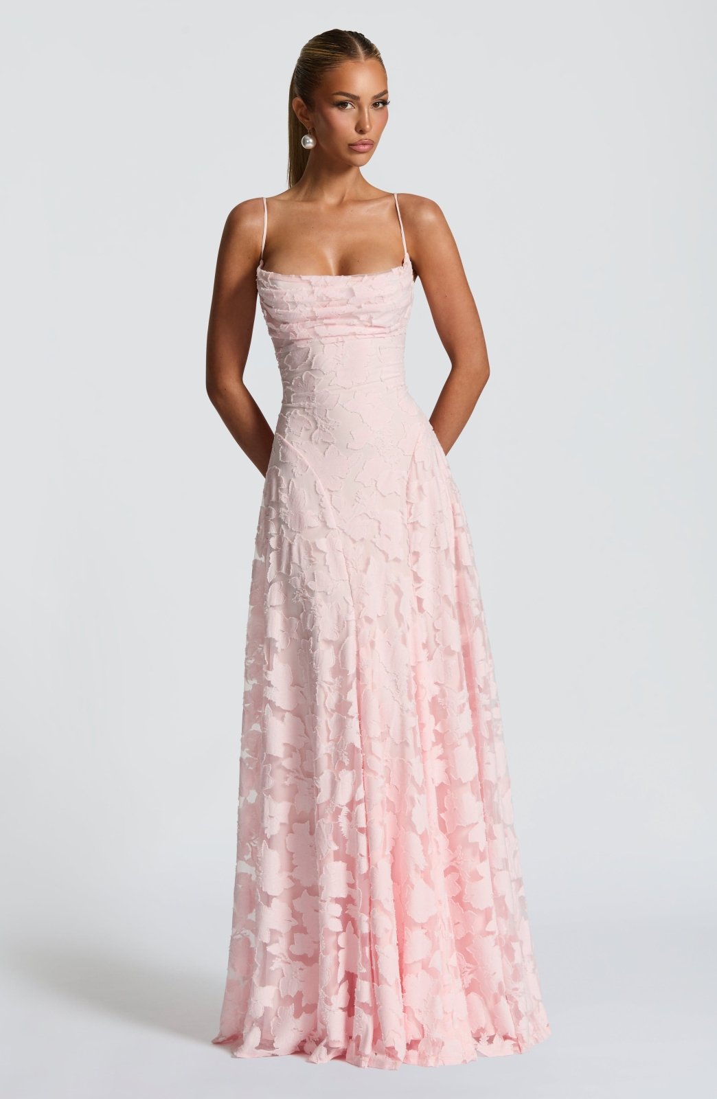 Fließendes Damen Maxi-Sommerkleid mit Blumenprint und schmeichelhaftem Wasserfallausschnitt, luftig.