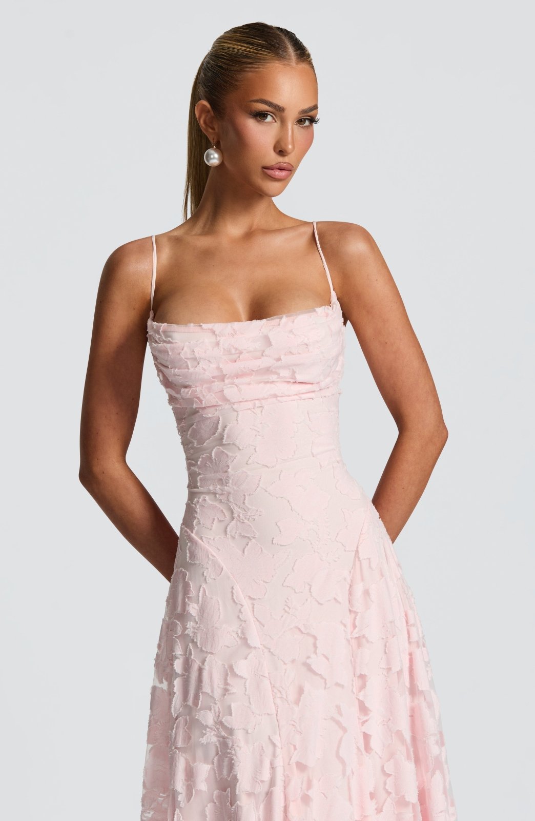 Feminines Sommer-Maxikleid: Blumenmuster, Spaghettiträger, tiefer Wasserfallausschnitt, elegant.