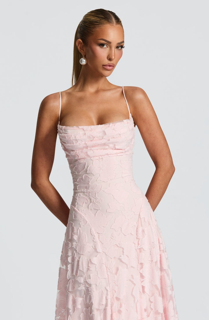 Feminines Sommer-Maxikleid: Blumenmuster, Spaghettiträger, tiefer Wasserfallausschnitt, elegant.