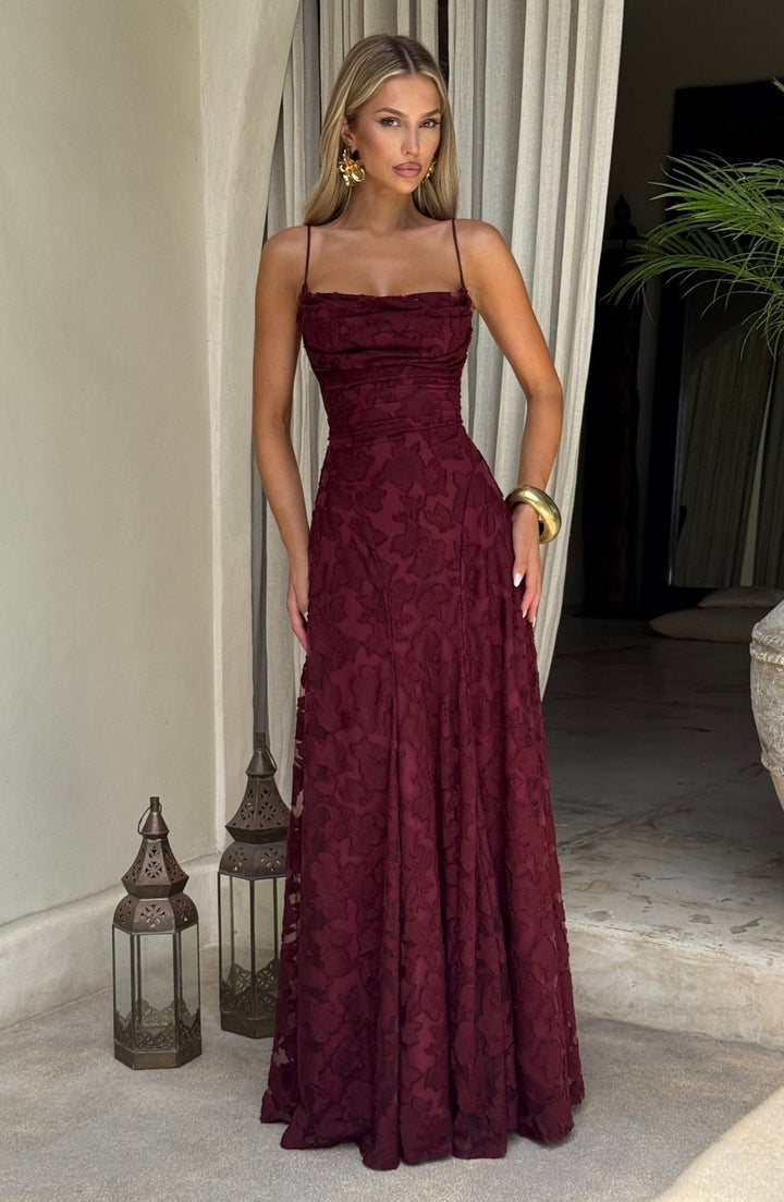 Damenmode: Sommerliches Maxikleid mit frischem Blumenmuster, elegantem Wasserfallausschnitt, Spaghettiträger.