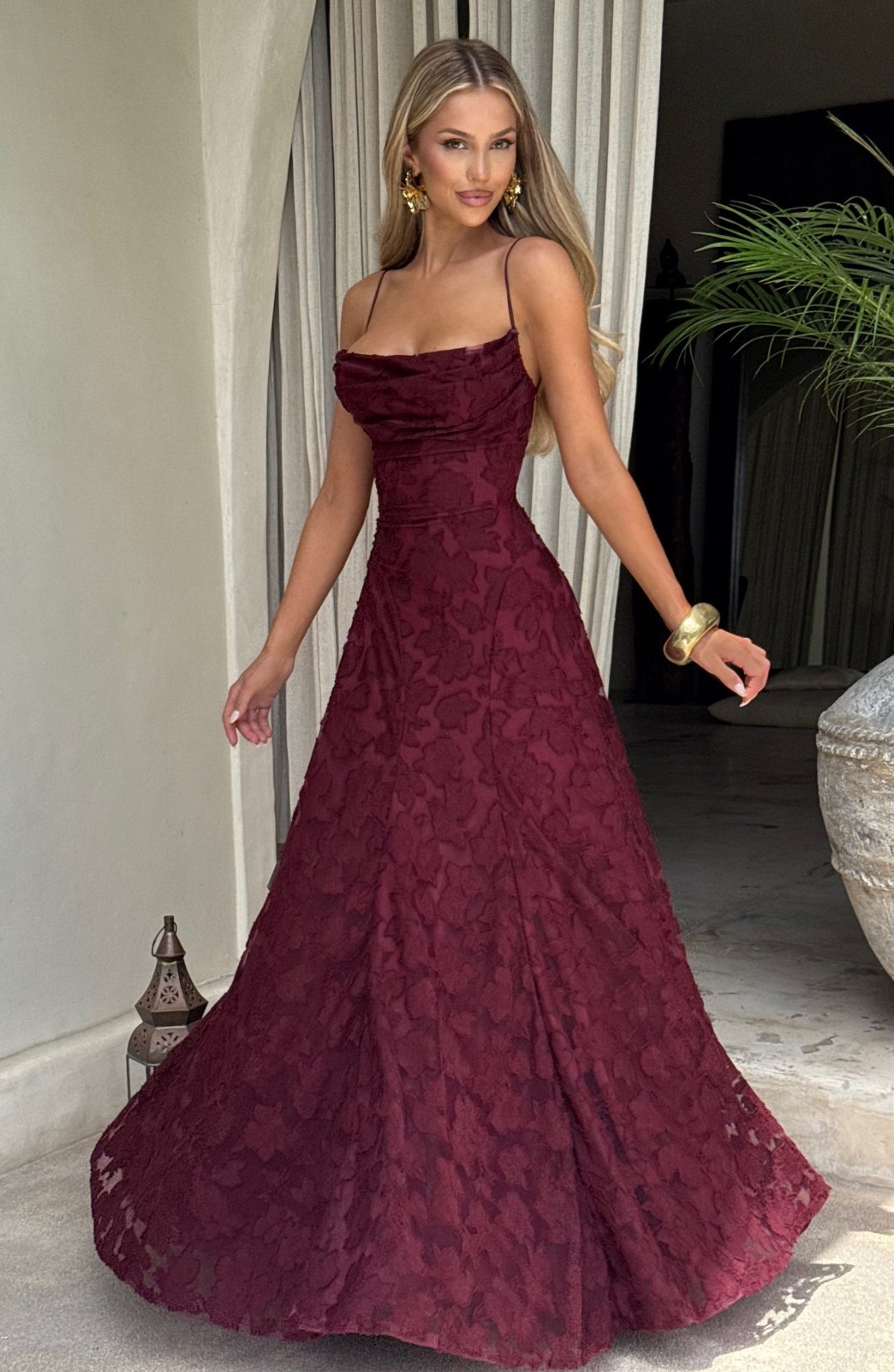 Leichteres Damen-Maxikleid mit Blumenmuster, Wasserfall-Ausschnitt, ideal für warme Sommerabende.