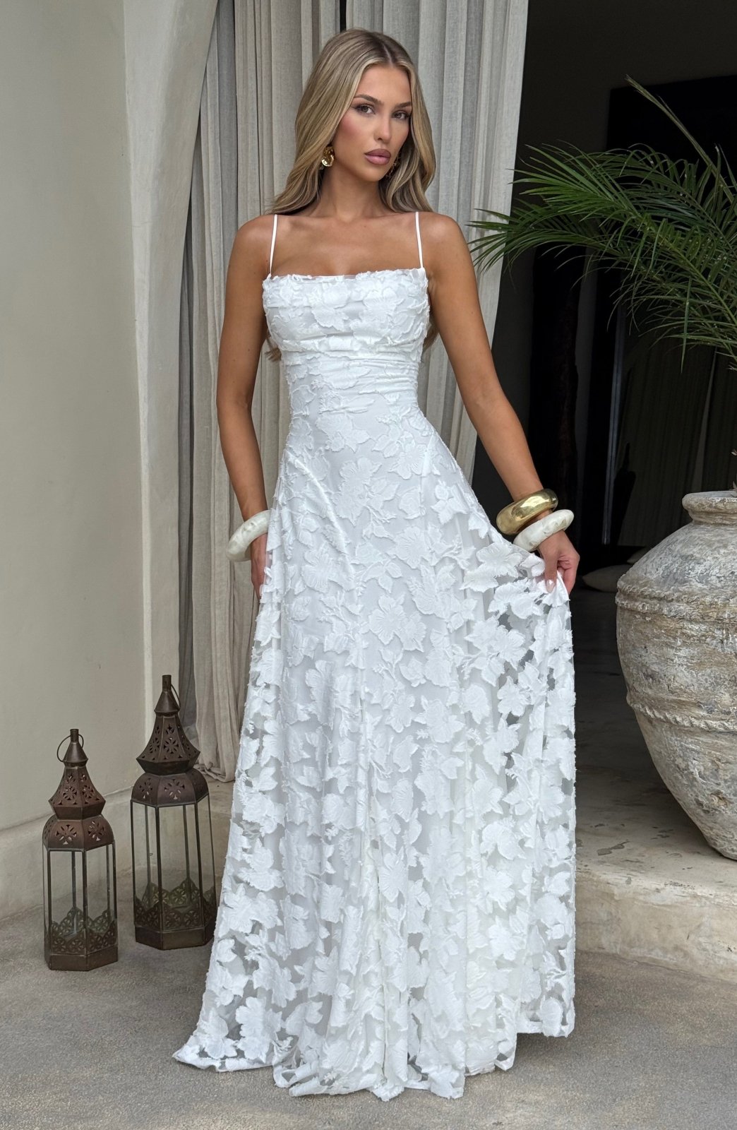 Rückansicht: Elegantes Damen Maxi-Sommerkleid mit Blumenmuster für warme Tage und festliche Anlässe.