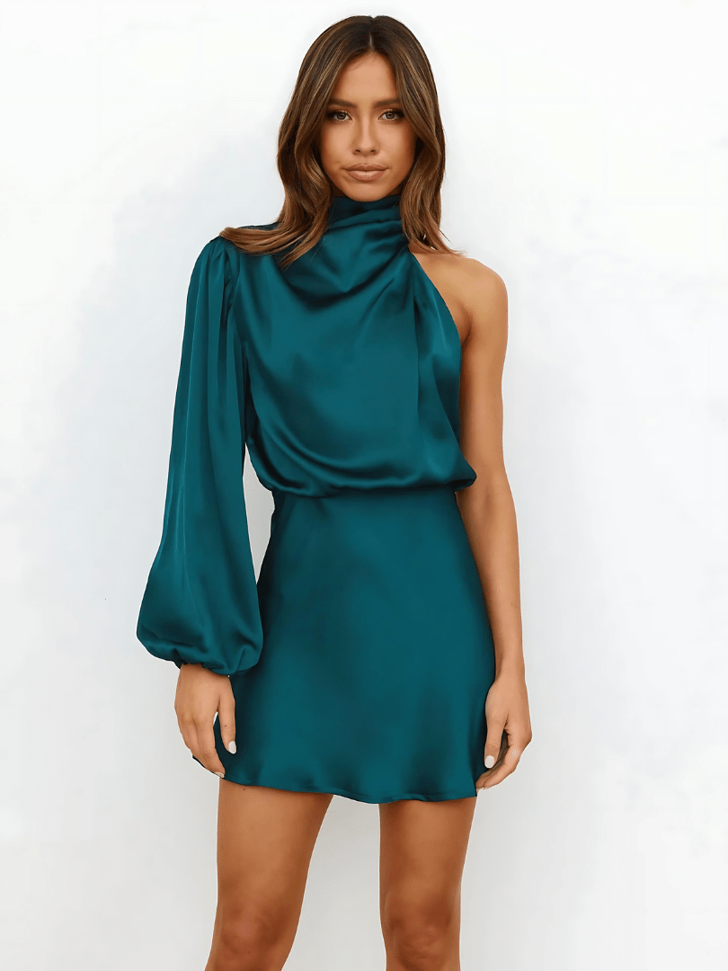 Model trägt asymmetrisches One-Shoulder Mini-Kleid, elegant & bequem, perfekt für Sommer & Party.