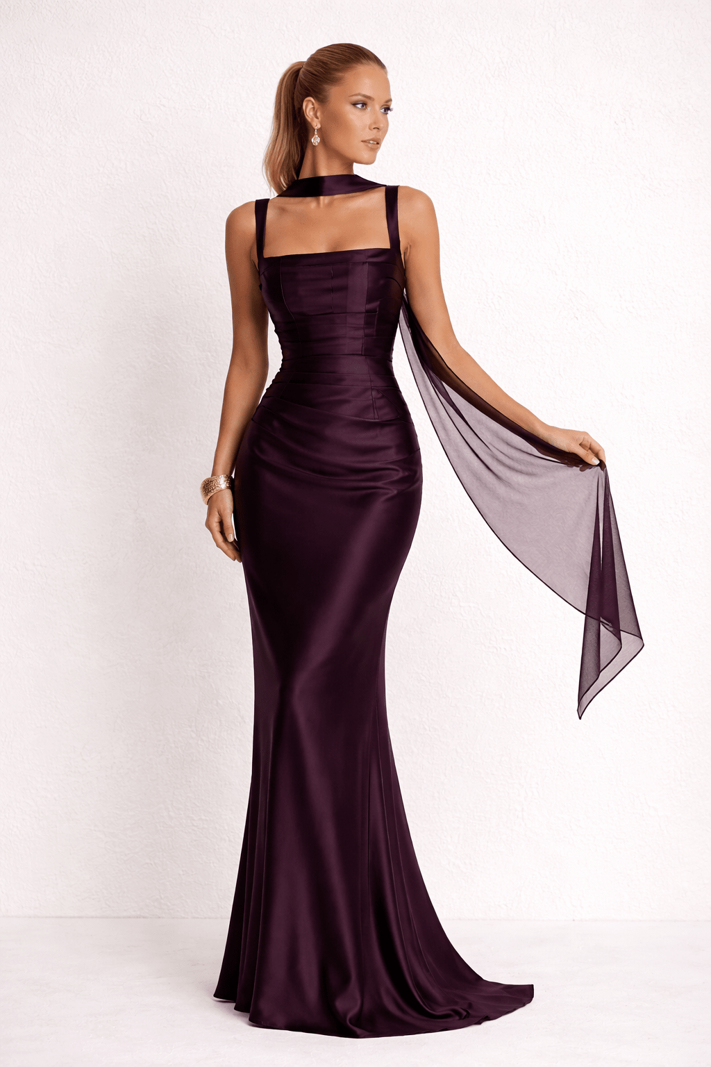 Luftiges, ärmelloses Damen Sommerkleid. Bodenlanges Maxikleid im Slim Fit mit Rundhalsausschnitt, perfekt für warme Tage.