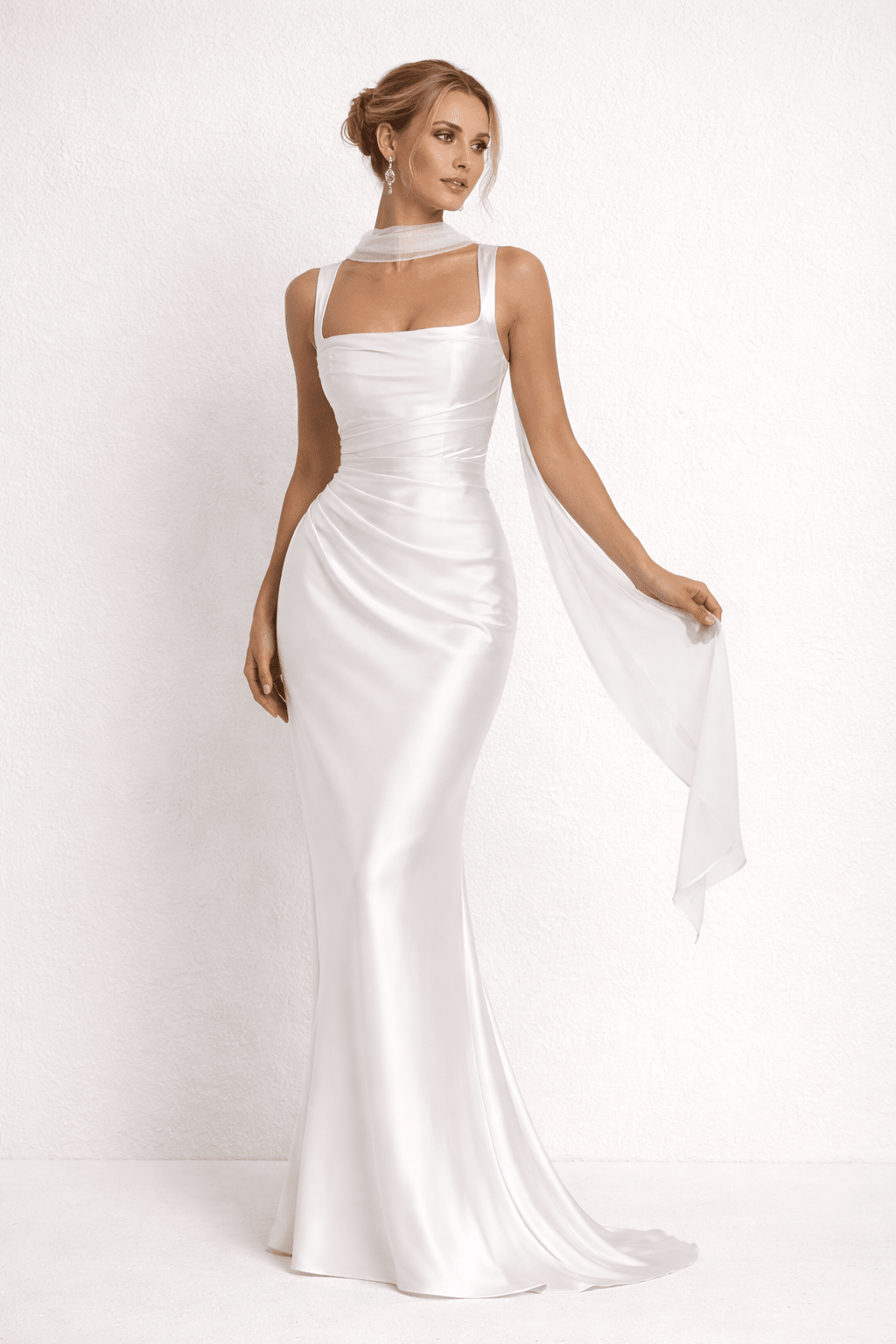 Rückenansicht des ärmellosen Damen Maxikleids. Slim Fit, bodenlanges Sommerkleid mit Rundhalsausschnitt für Eleganz.