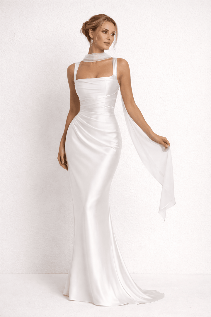 Rückenansicht des ärmellosen Damen Maxikleids. Slim Fit, bodenlanges Sommerkleid mit Rundhalsausschnitt für Eleganz.
