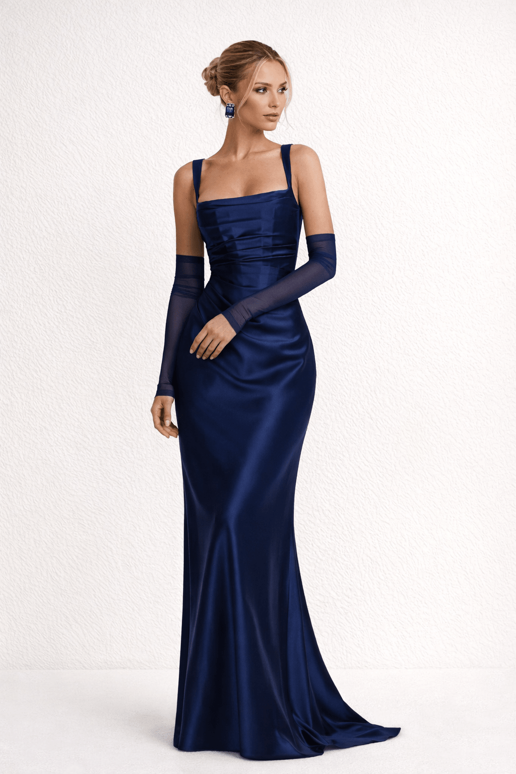 Damen Maxikleid mit Rundhalsausschnitt und ärmellosem Design. Ein slim fit, bodenlanges Sommerkleid für stilvolle Anlässe.