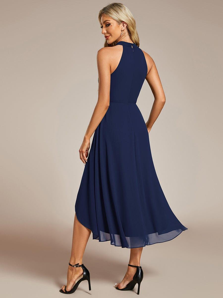Feminin fließendes Midikleid im A-Linie Schnitt, Halterneck, ideal für Sommer & Party.