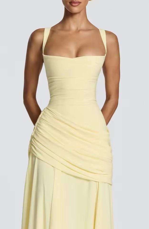 Stilvolles Damenkleid für besondere Anlässe. Langes Abendkleid mit Herzausschnitt und schmeichelnder Raffung.