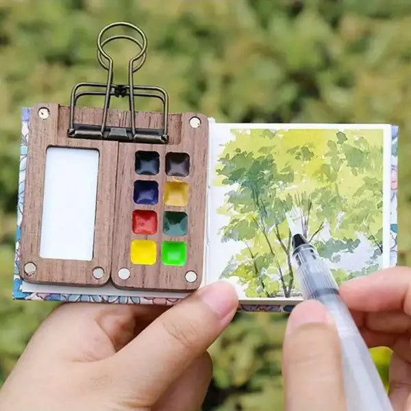 Hochwertiges mobiles Aquarell-Set mit 24 Farben und integriertem Pinsel, sofort einsatzbereit.