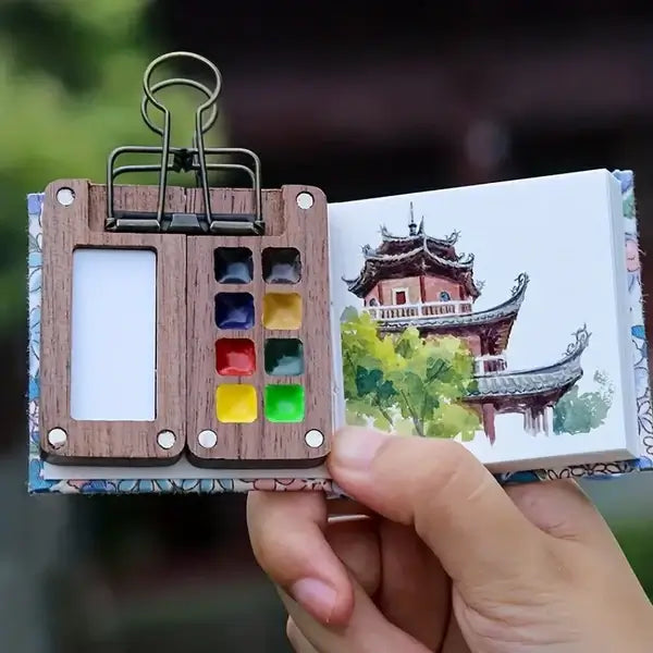 Detailaufnahme des mobilen Aquarell-Malkastens, zeigt 24 intensive Farbtöne & den beiliegenden Pinsel.