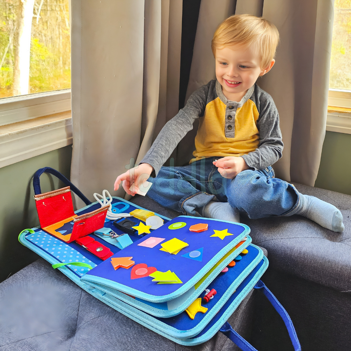 Motorikspielzeug für Kleinkinder: Montessori Beschäftigungsbrett, ideal als Reisespielzeug für unterwegs.