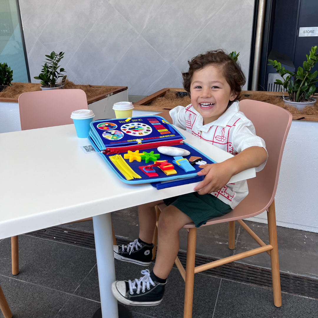 Montessori Lernspielzeug: Beschäftigungsbrett entwickelt feinmotorische Fähigkeiten & Problemlösung.
