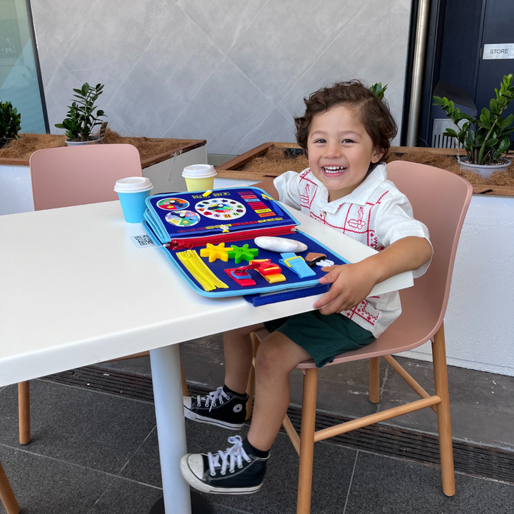 Montessori Lernspielzeug: Beschäftigungsbrett entwickelt feinmotorische Fähigkeiten & Problemlösung.