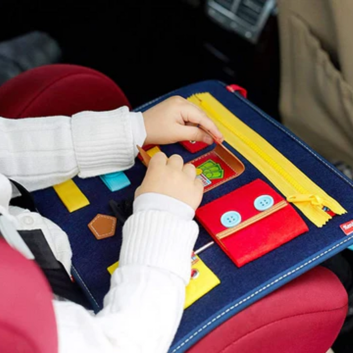 Farbenfrohes Montessori Beschäftigungsbrett für Kleinkinder. Robustes Holzspielzeug zur Motorikschulung.
