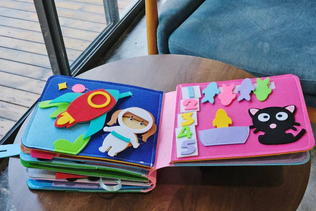 Handgemachtes Filzbuch für Kinder, Lernspielzeug nach Montessori, fördert Kreativität & motorische Fähigkeiten.