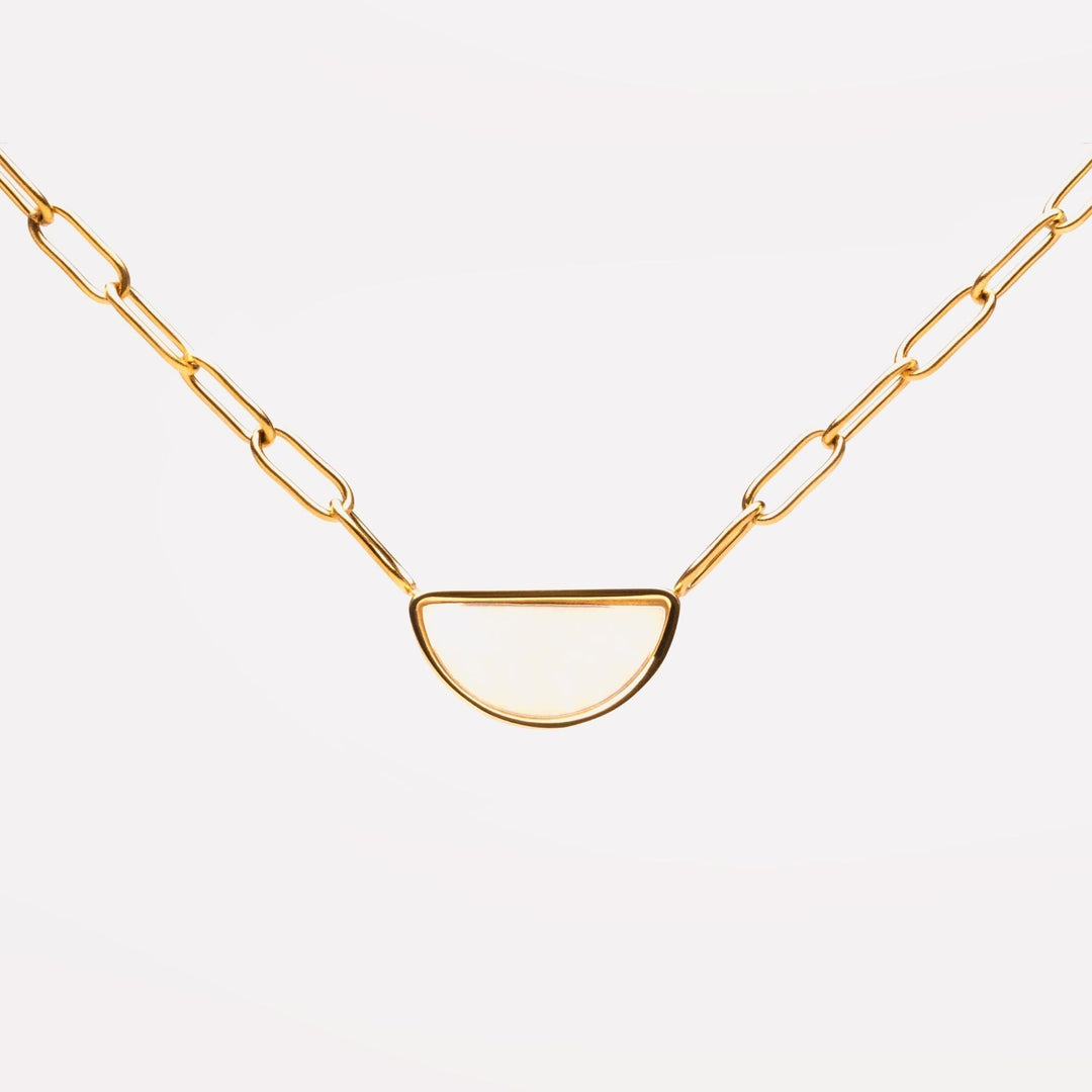 Damen Choker Halskette goldfarben mit Perlmutt Anhänger, elegantes Schmuckstück aus Edelstahl.