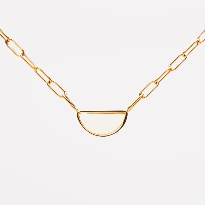 Damen Choker Halskette goldfarben mit Perlmutt Anhänger, elegantes Schmuckstück aus Edelstahl.