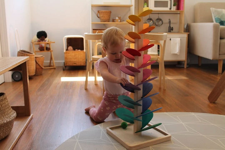 Bunter Holz Klangbaum mit herabfallenden Kugeln, ein faszinierendes sensorisches und musikalisches Spielzeug.