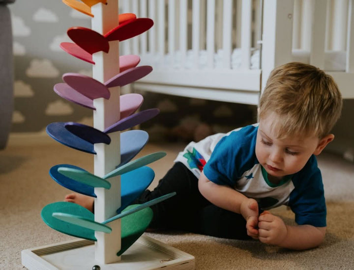 Pädagogisches Holzspielzeug: Musikalischer Klangbaum als Geschenk für Kinder, fördert Konzentration und Kreativität.
